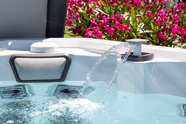 cascading high-pressure water jet in an individual therapeutic spa